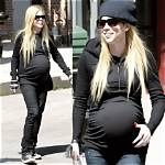 Is Avril Lavigne Pregnant in 2024? the Latest Buzz Around the Pop Icon