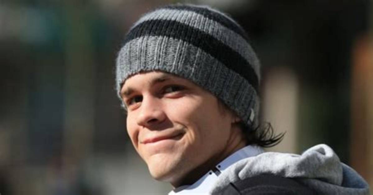 Vivasync | Johnny Simmons Net Worth
